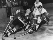 Die Chicago-Blackstars-Ikone Stan Mikita - hier in einer Partie von 1965 gegen die Detroit Red Wings - wurde 78 Jahre alt (Bild: KEYSTONE/AP)