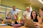 Beat Brüllmann und Heinz Leuenberger besuchen eine Lehrerweiterbildung im Modul Medien und Informatik in Aadorf. (Bild: PD/Markus Zahnd)