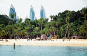 Der Sandstrand an der Siloso Beach auf der Singapur-Insel Sentosa ist kein natürlicher, sondern ein importierter Erholungsraum der Millionenmetropole. (Bild: Paul Biris/Getty)