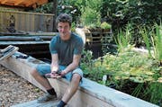 Jeannot Müller zeigt einen der Edelkrebse, die bei ihm in der Krebsaufzuchtstation leben. (Bild: Bilder: ASZ)