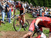 Reto Indergand (links) ist als achter Männer-Einzelfahrer für die Heim-WM im Cross-Country-Rennen selektioniert worden (Bild: KEYSTONE/GIAN EHRENZELLER)