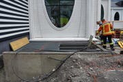 Die Feuerwehr holte den Mann heraus. (Bild: Kapo SG)