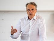 Wenn anerkannte Flüchtlinge und vorläufig Aufgenommene richtig eingeführt werden, könnten sie vermehrt eine Arbeit in der Landwirtschaft finden, sagte Mario Gattiker, Staatssekretär für Migration, vor den Medien in Zollikofen. (Bild: KEYSTONE/THOMAS HODEL)
