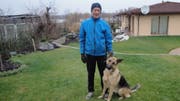 Der Nidwaldner Ernst Odermatt (75) ist vor 5 Jahren in die Ukraine ausgewandert. Er ist leidenschaftlicher Orientierungsläufer - beim Training begleitet ihn Hund Afina. (Bild: PD)