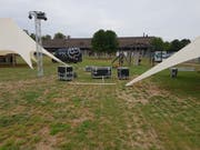 Bis Donnerstagabend sind die Aufbauarbeiten in vollem Gang. Freitagmittag werden die Türen zum Gelände auf dem Sportplatz Schi offiziell geöffnet. (Bilder: Angelina Donati)