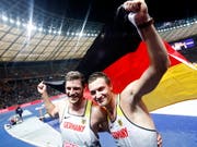Gold und Silber: Der Sieger Thomas Röhler (rechts) mit Teamkollege Andreas Hofmann (Bild: KEYSTONE/EPA/FELIPE TRUEBA)