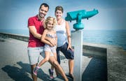 Ihr Blick auf die Welt hat sich geweitet: Christian und Jessica Grundlehner mit Amyra. (Bild: Andrea Stalder)