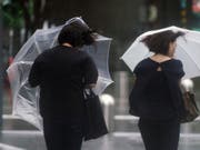 Viel Regen und Sturmwinde: Auch die japanische Metropole Tokio ist von Taifun «Shanshan» betroffen. (Bild: KEYSTONE/AP/EUGENE HOSHIKO)
