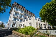 Auf der Hotelterrasse des Schlosses lässt man es sich gut gehen. (Bild: Reto Martin)