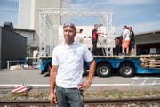 Flinke Hände bauen seit Donnerstag auf dem Landi-Areal das «Lovemobile »von Ronny Schröter auf. (Bild: Dominik Wunderli (Sempach-Station, 9. August 2018))