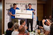 Raphael Diaz (rechts) und der Golfturnier-Organisator Florian Zimmermann präsentieren den Gästen den Erlös der Golf Trophy. Kurz danach wurde der Betrag von Gästen auf 32'000 aufgerundet. (Bild: Raphael Diaz Golf Trophy (Holzhäusern, 8. August 2018)