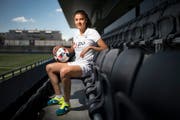 Cinzia Zehnder im Wiler Stadion Bergholz. Bereits als 5-Jährige stiess die heute 21-jährige FCZ-Spielerin zu den Junioren des FC Wil. (Bild: Benjamin Manser)