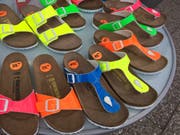 Gehören zu den Verkaufsschlagern und werden gerne kopiert: die Birkenstock-Modelle «Arizona» und «Madrid» mit zwei beziehungsweise einer Schnalle. (Bild: Getty)