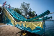 Forensiker der Kantonspolizei Thurgau nehmen die Rutschbahn unter die Lupe. (Bild: Reto Martin)