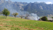 Obwohl das Feuer gelöscht ist, ist die Rauchentwicklung noch immer stark. (Bild: Beat Kälin)