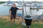 Der saugende Kübel in Altenrhein: Hafenmeister Reto Schäfler mit dem zweiten, noch nicht installierten «Seabin». (Bild: Raphael Rohner)