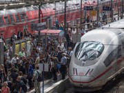 Überfüllt ist der Hauptbahnhof Frankfurt, nachdem der Zugverkehr in der Region wegen eines Unwetters vorübergehend nahezu komplett eingestellt wurde. (Bild: Keystone/DPA/BORIS ROESSLER)