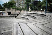 Sitzgelegenheit, aber auch beliebter Tummelplatz für Kinder: die Holzelemente am Landsgemeindeplatz. (Bild: Stefan Kaiser (Zug, 6. August 2018))