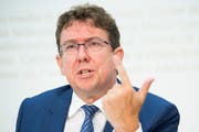Der SVP mit ihrem Präsidenten Albert Rösti ist die Personenfreizügigkeit schon lange ein Dorn im Auge. Die aktuelle Diskussion über die flankierenden Massnahmen ziele aber am Problem vorbei, sagt er. (KEY/Anthony Anex (Bern, 27. Juli 2017))