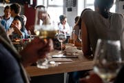 In der Musikbar Soul Kitchen treffen sich am Eröffnungsabend gleich 500 Gäste. (Bild: Sascha Erni)