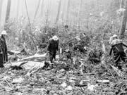Feuerwehrleute und Polizisten im Februar 1970 bei der Absturzstelle des Swissair-Flugzeuges im Wald in der Nähe von Würenlingen AG. (Bild: Keystone/STR)