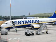 Bei Ryanair kommt es am Freitag durch Piloten-Streiks zu Flugausfällen. (Bild: KEYSTONE/EPA/SASCHA STEINBACH)