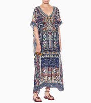 Edler Kaftan aus Seide mit Glasteinen bestickt von Camilla via myTherase.com.