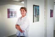 Esther Rüthemanns Leben dreht sich um die Suche nach sich selbst und nach dem, was hinter dem Vordergründigen steckt. Dies zeigt sich in ihren Bildern, die ab Samstag in der Ausstellung «da-hinter» zu sehen sind. (Bild: Ralph Ribi)