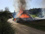 Eine Scheune in Glashütten AG ist am Donnerstag vollständig niedergebrannt. Die Feuerwehr konnte jedoch ein Übergreifen der Flammen verhindern. (Bild: Kantonspolizei Aargau)