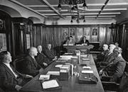 Aus einer Zeit, als die Standeskommission noch aus neun Mitgliedern bestand. 1954 waren im Sitzungszimmer auch noch der Zeugherr und der Armleutsäckelmeister präsent. Damals in den beiden mittlerweile abgeschafften Ämtern: Niklaus Senn respektive Carl Knechtle (beide vorne links). (Bild: PD)