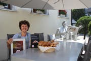 Irene Baumann auf der Terrasse des Restaurant Rössli. Seit 2011 ist sie Pächterin. (Bild: Annina Quast)