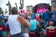 Ausgelassene Stimmung am Volksschlager auf dem Heitere. Bild: Dominik Wunderli (Zofingen, 9. August 2018)