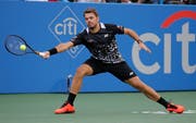 Stan Wawrinka streckt sich gegen Marton Fucsovics nicht vergeblich (Bild: KEYSTONE/AP/CAROLYN KASTER)