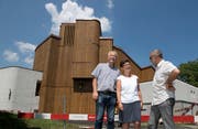 Ende August können Hanspeter Wolfisberg, Brigit von Flüe und Walter Küchler (von links) den Abschluss der Renovation der Kirche Maria Himmelfahrt feiern. (Bild: Bild:)