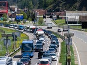 Der Rückreiseverkehr in Richtung Norden staute sich auf der Autobahn A2 vor dem Südportal des Gotthard-Tunnels am Donnerstagnachmittag bis auf 11 Kilometer. (Bild: KEYSTONE/SAMUEL GOLAY)