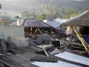 Vier Tage nach dem verheerenden Erdbeben ist die indonesische Ferieninsel Lombok von einem schweren Nachbeben erschüttert worden. Das neue Beben am Donnerstag hatte nach amtlichen Angaben die Stärke 6,2. Dabei stürzten erneut mehrere Gebäude ein. (Bild: Keystone/AP/FIRDIA LISNAWATI)