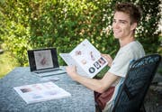 Manuel Ruoss mit seiner Arbeit zu Hause in Märstetten. (Bild: Reto Martin)