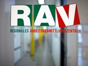Arbeitslosigkeit auf Zehnjahrestief: In den regionalen Arbeitsvermittlungszentren waren im Juni weniger Arbeitslose gemeldet als im Vormonat. (Bild: KEYSTONE/GAETAN BALLY)