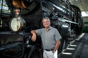 Er ist auch ein Eisenbahn-Experte: Beat Klarer, fotografiert im Verkehrshaus Luzern vor der legendären Gotthard Dampflokomotive C 5/6 Nr 2965 Elefant. (Bild: Pius Amrein, (8. August 2018))