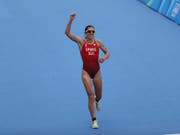 Nicola Spirig jubelt und setzt über die olympische Distanz neue Massstäbe (Bild: KEYSTONE/EPA/HOW HWEE YOUNG)