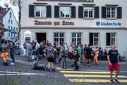 Auch vor dem neuen Ausgehlokal war viel los. (Bild: Sascha Erni)
