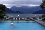 Das Gewitter kommt - wenn man den Wetterprognosen Glauben schenkt. Die Aussicht vom Pool des Hotels Beau Rivage in Weggis wird wegen ein paar Wolken aber nicht weniger schön. (Archivbild: Esther Michel)