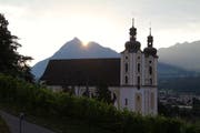 Am Standort der Pfarrkirche Sarnen geht die Sonne am 21. Juni genau im Einschnitt zwischen Stanserhorn und Chli Horn auf. (Bild: PD)