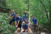 Fünf Lernende beim Brückenbau im Einsatz: Leon Künzler, Endrit Redzepi, Elias Wirth, Sened Tesfay und Riad Redjepi (v. l.). (Bild: Sabrina Schmid)