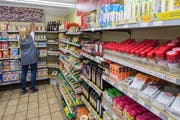 Der Dorfladen in Greppen wird nicht in den geplanten Neubau an der Hauptstrasse umziehen. Dies, weil die kantonalen Vorschriften nicht erfüllt wurden. (Bild: Boris Bürgisser, 17. Oktober 2017)