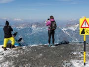 Die Berge sind auch im Sommer mit Gefahren verbunden: Touristen während der Hitzeperiode auf dem Klein Matterhorn. (Bild: KEYSTONE/DOMINIC STEINMANN)