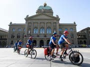 Eine Ehrenrunde für das Velo auf dem Bundesplatz: Am Donnerstag warb der VCS für ein Ja zum Bundesbeschluss Velo, der das Velowegnetz in der Schweiz besser und sicherer machen soll. (Bild: KEYSTONE/ANTHONY ANEX)