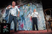Haben die beiden eine Frau umgebracht? Alles spricht gegen Mistingue (Hans-Peter Spühler) und Lenglumé (Walter Andreas Müller). (Bild: Andrea Stadler)