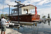 Das Schiff hängt an einem speziellen Kran, um ins Wasser gelassen zu werden. (Bild: Lara Jörgl)