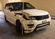 Das Auto kollidierte mit beiden Tunnelseiten. (Bild: Kantonspolizei Nidwalden, (Hergiswil, 8. August 2018))